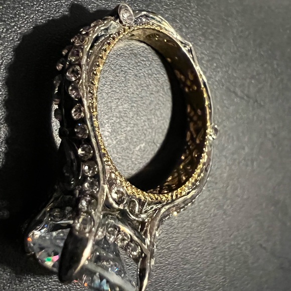 Woman’s ring - Picture 8 of 13